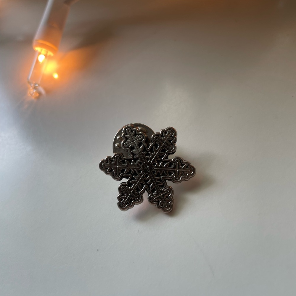 Snowflake Pin ❄️ - Picture 3 of 4